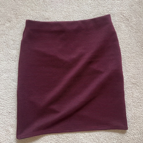Forever 21 burgundy mini skirt small - Picture 3 of 4